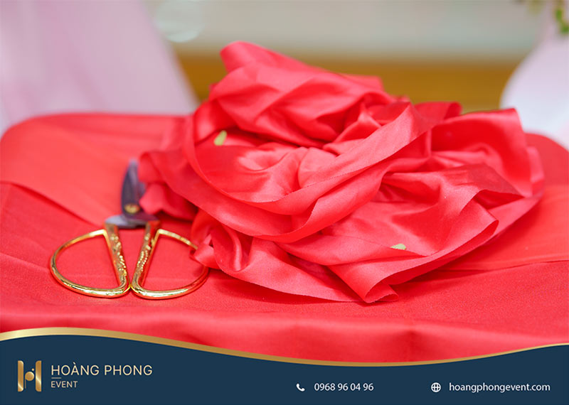 thuê bộ cắt băng khai trương