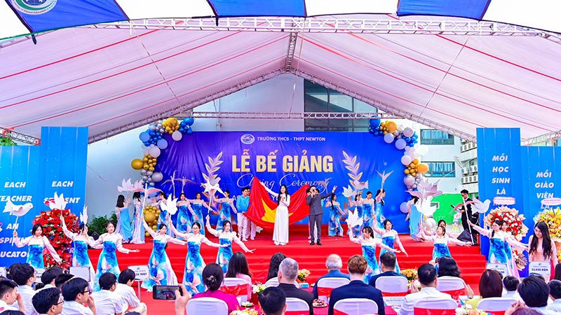 Trang trí sân khấu bế giảng