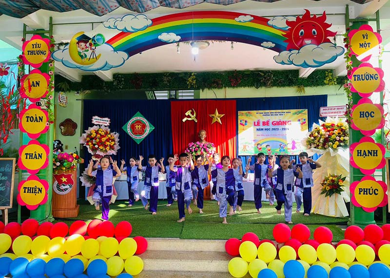 Trang trí sân khấu bế giảng hà nội