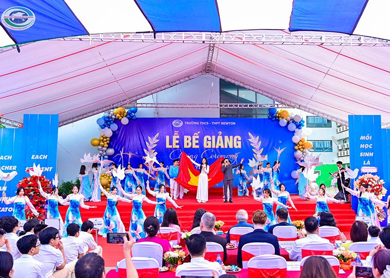 Dịch vụ trang trí sân khấu bế giảng