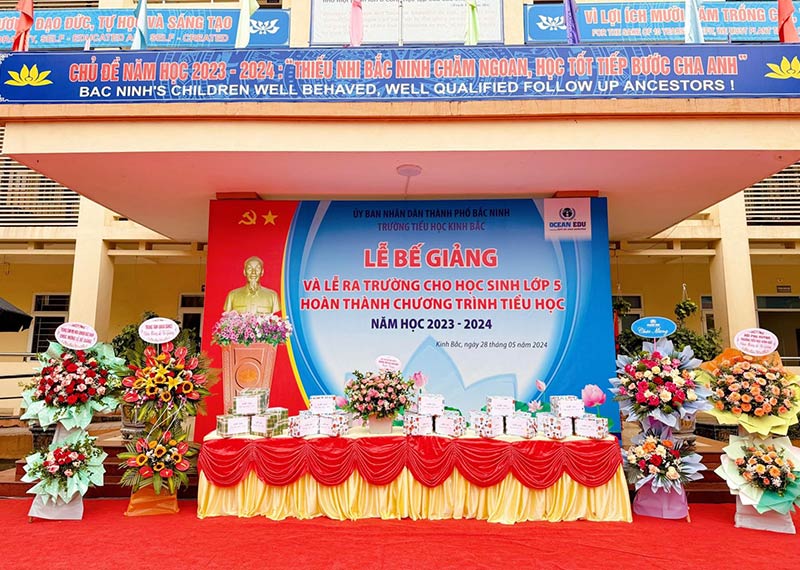 Trang trí sân khấu bế giảng năm học